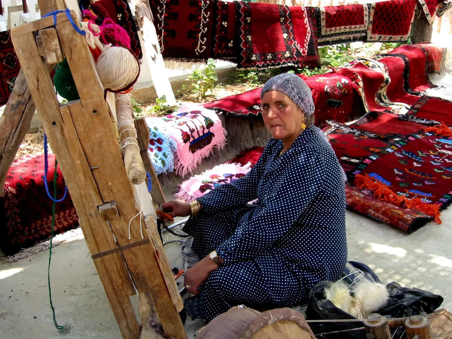 Pessoa em camelo no deserto