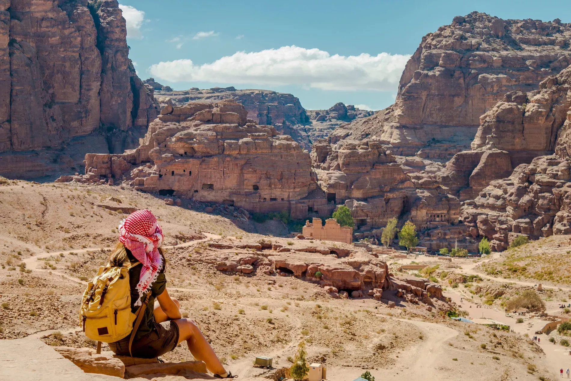 Pessoa em camelo no deserto