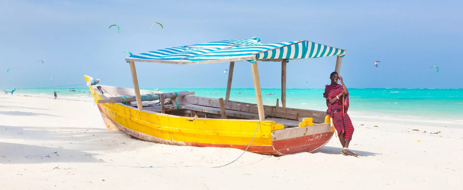 Pessoa em camelo no deserto