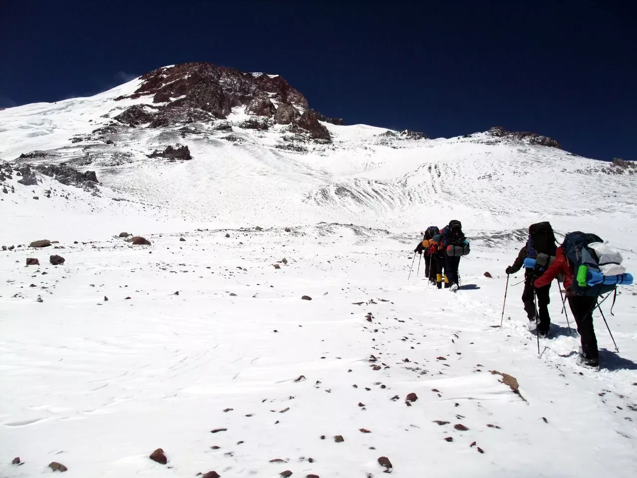 Pessoa em camelo no deserto