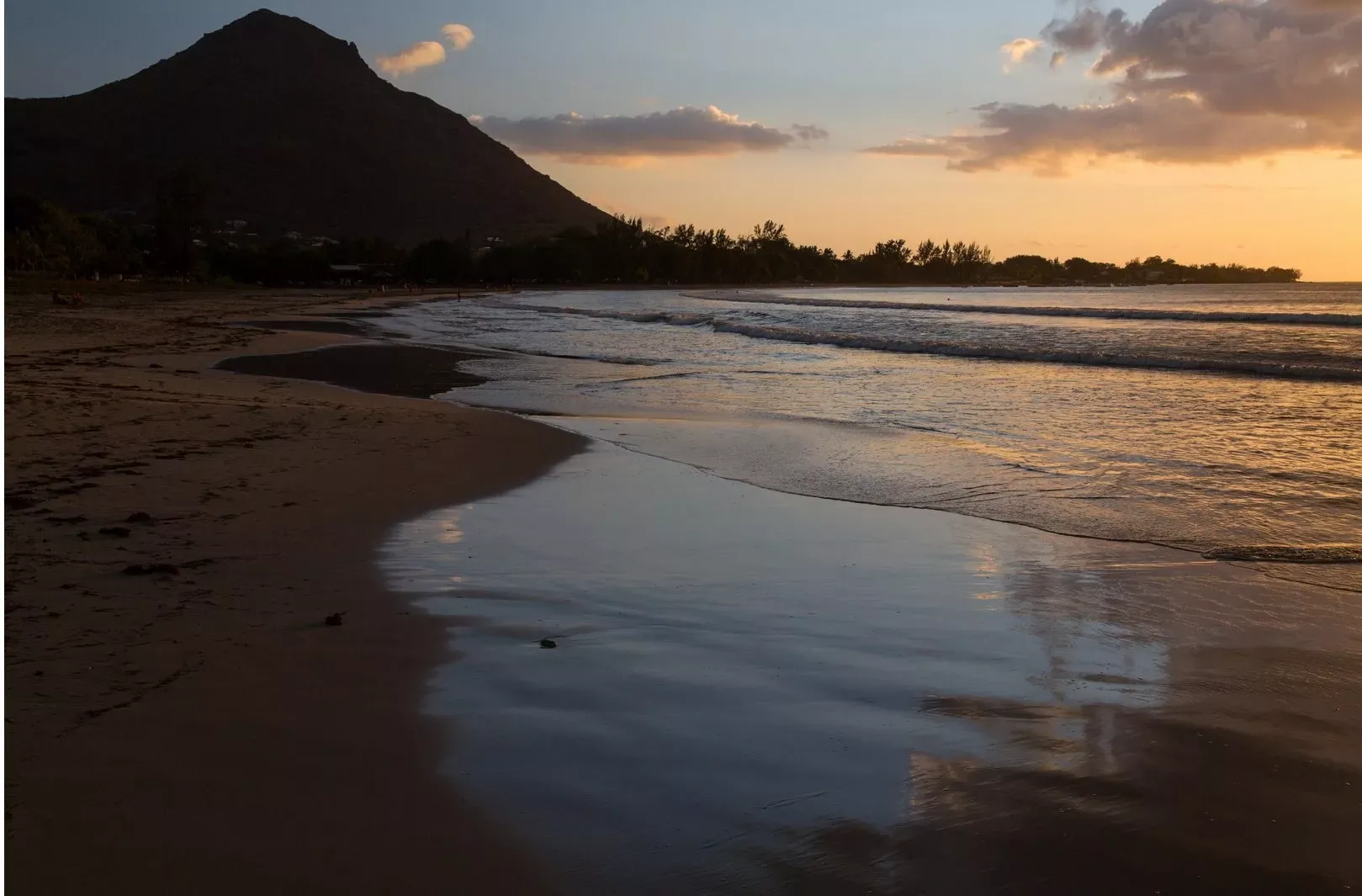 Pessoa em camelo no deserto