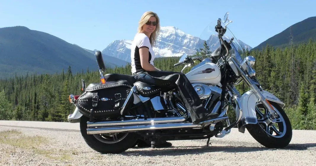 Pessoa em camelo no deserto