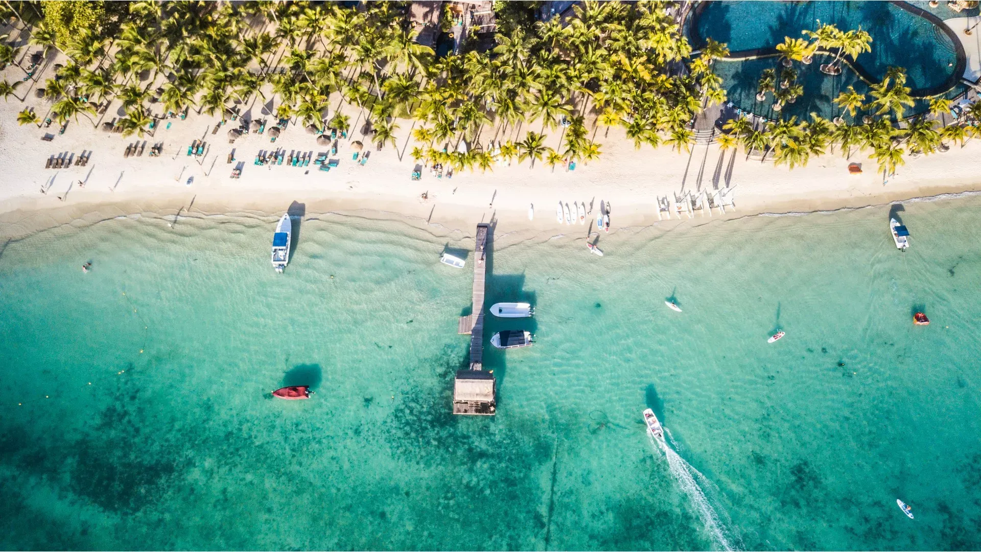 Pessoa em camelo no deserto