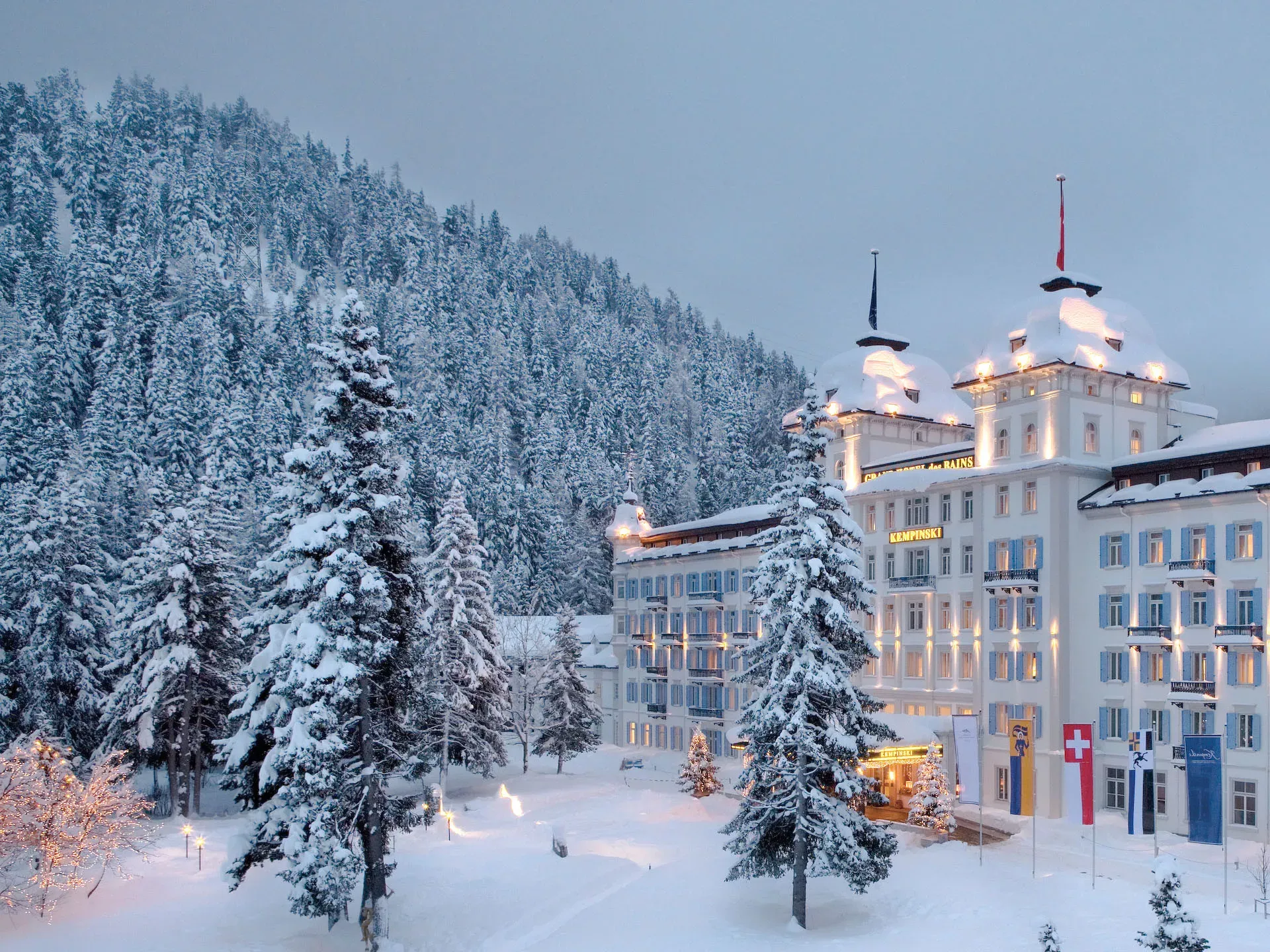 Pessoa em camelo no deserto