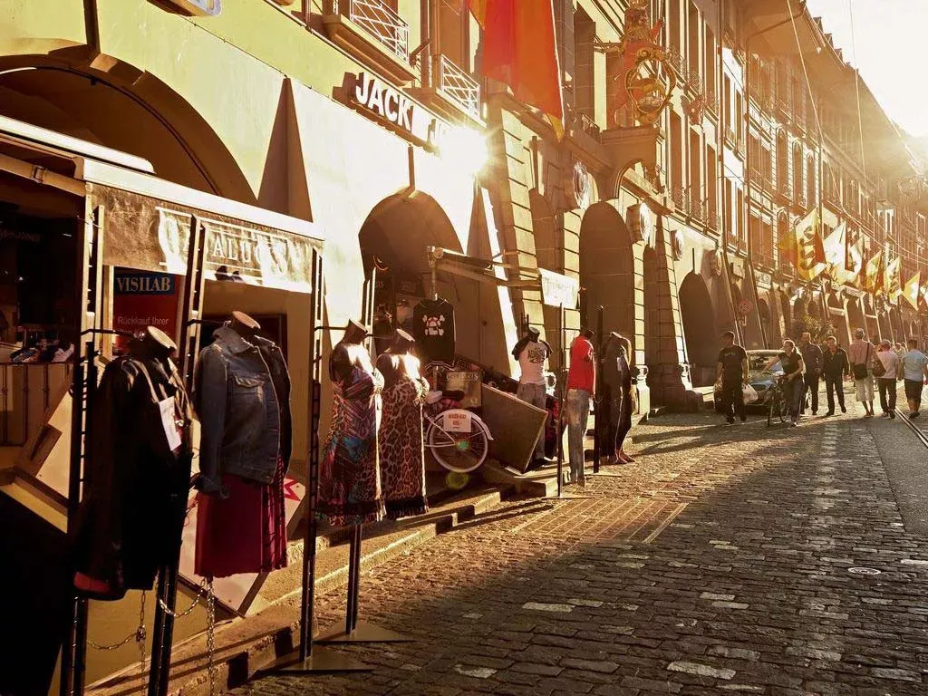 Pessoa em camelo no deserto