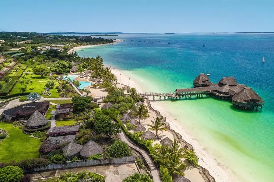 Pessoa em camelo no deserto