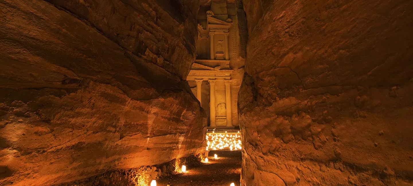 Pessoa em camelo no deserto