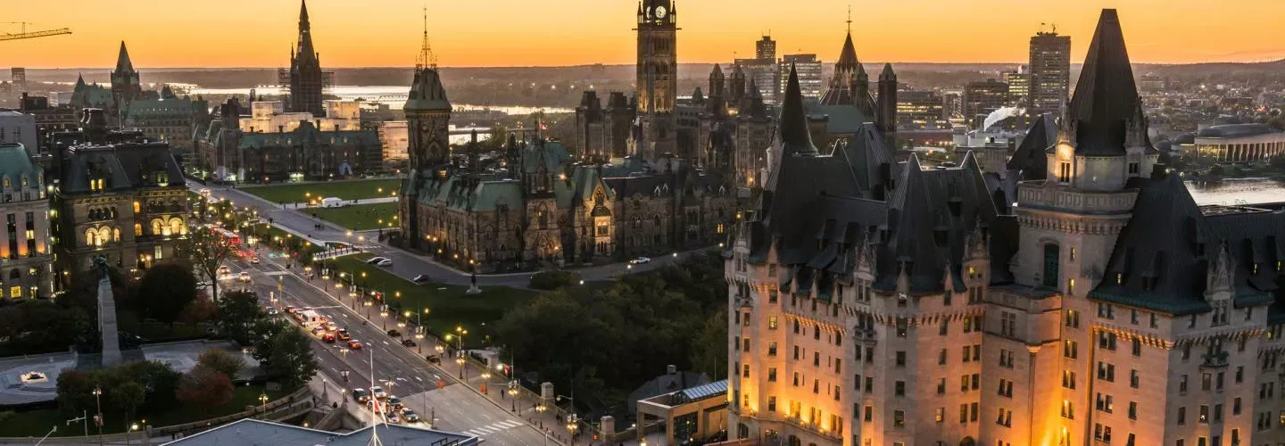 Pessoa em camelo no deserto