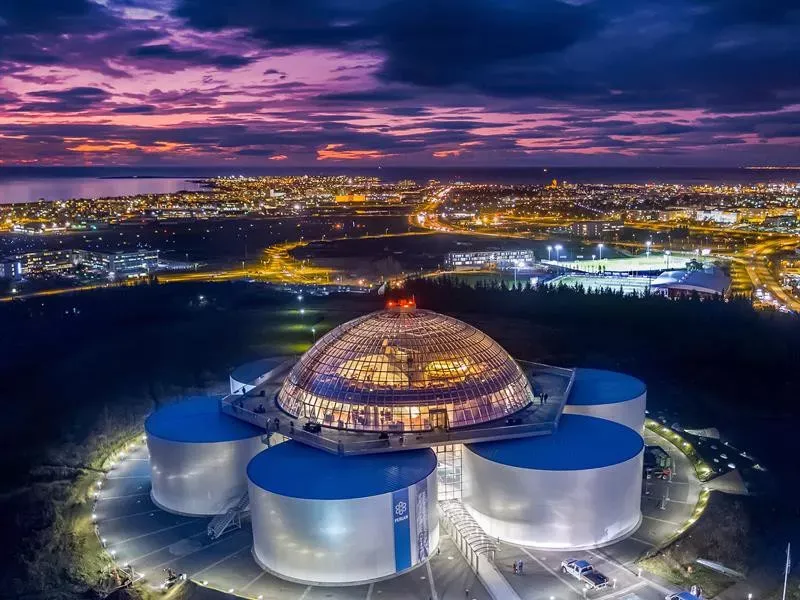 Pessoa em camelo no deserto