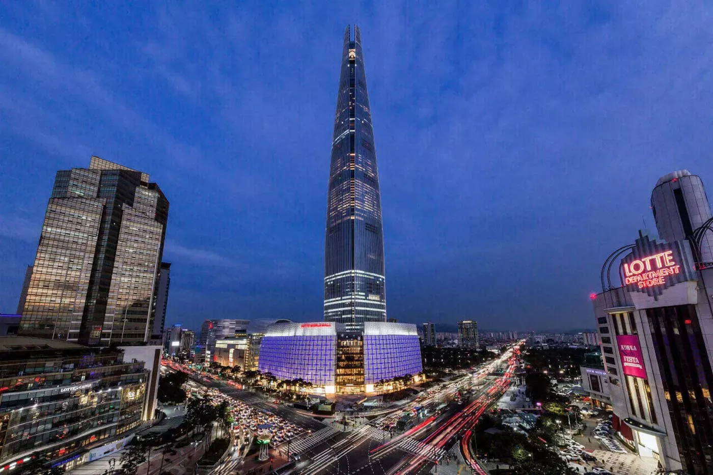 Pessoa em camelo no deserto