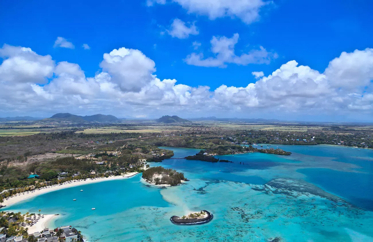 Pessoa em camelo no deserto