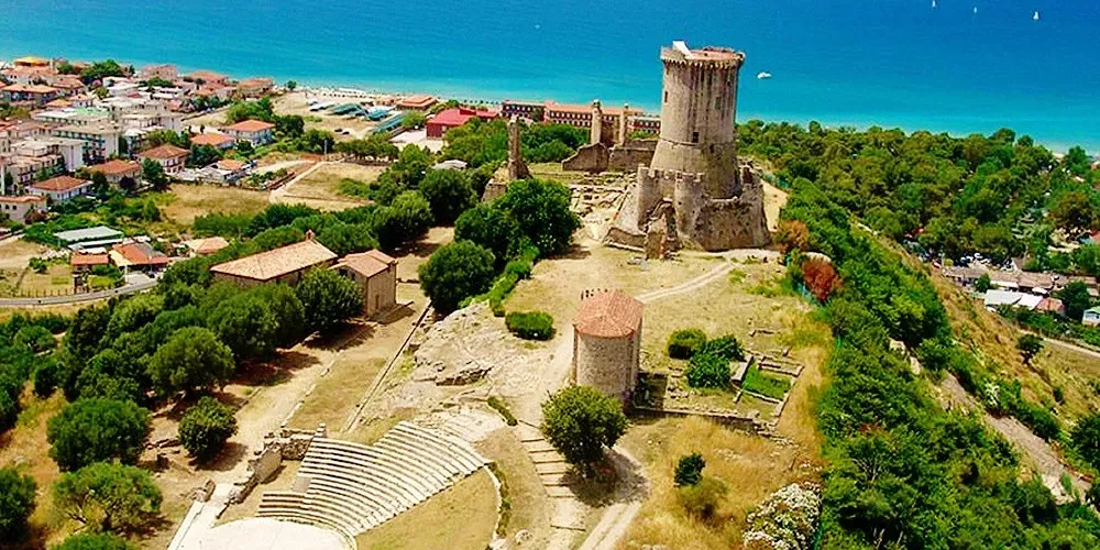 Pessoa em camelo no deserto