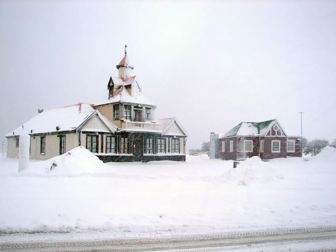 Pessoa em camelo no deserto