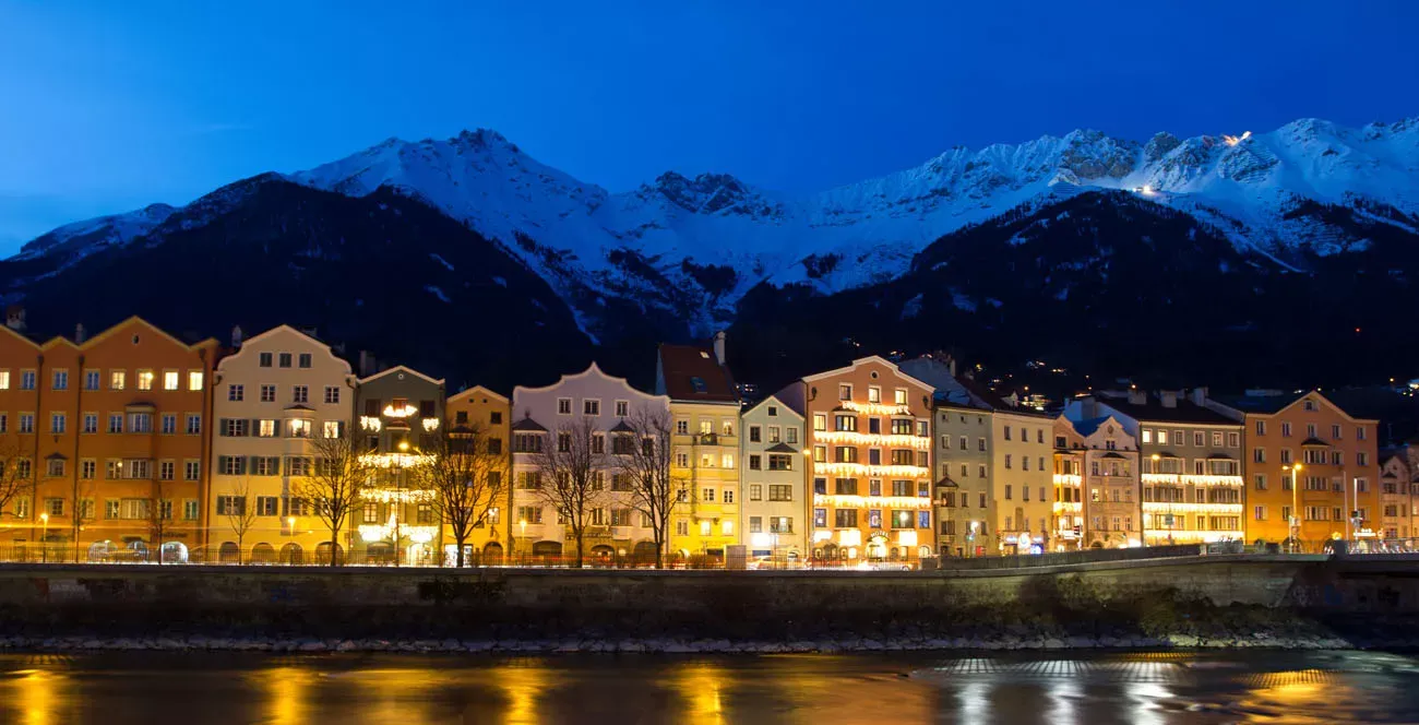 Pessoa em camelo no deserto