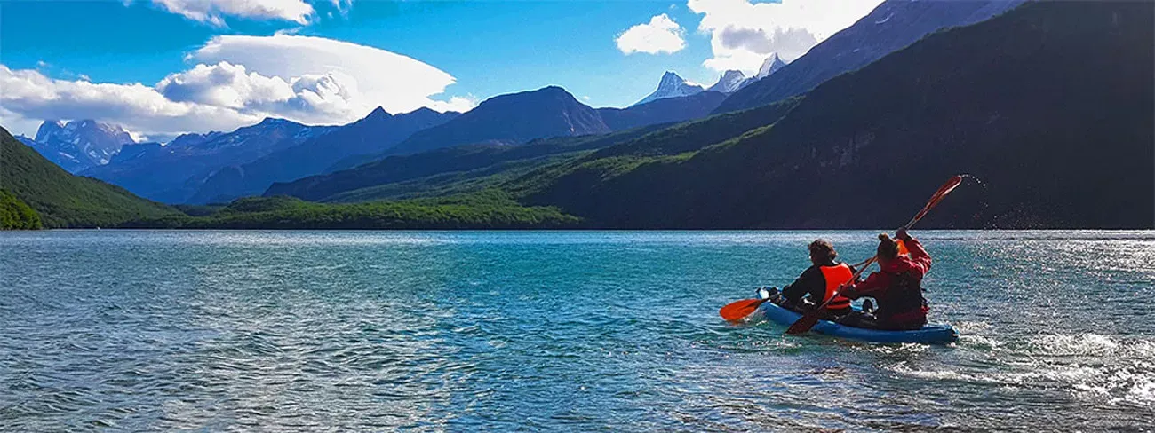 Pessoa em camelo no deserto
