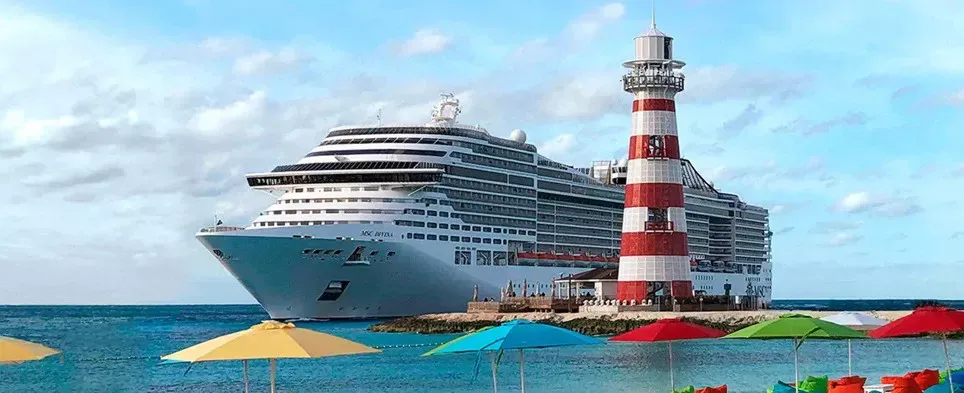 Pessoa em camelo no deserto