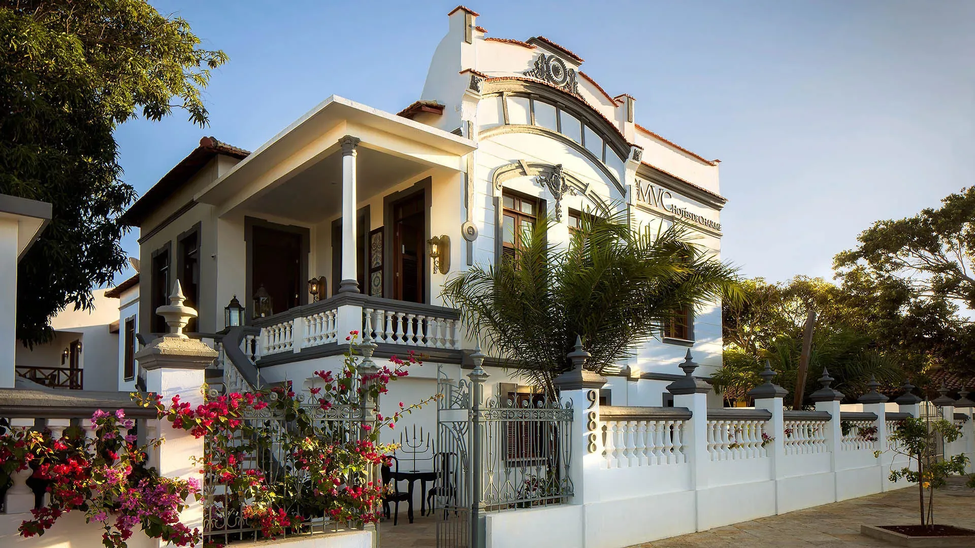 Pessoa em camelo no deserto