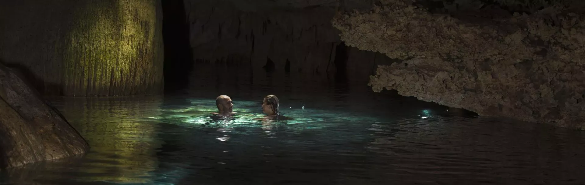 Pessoa em camelo no deserto