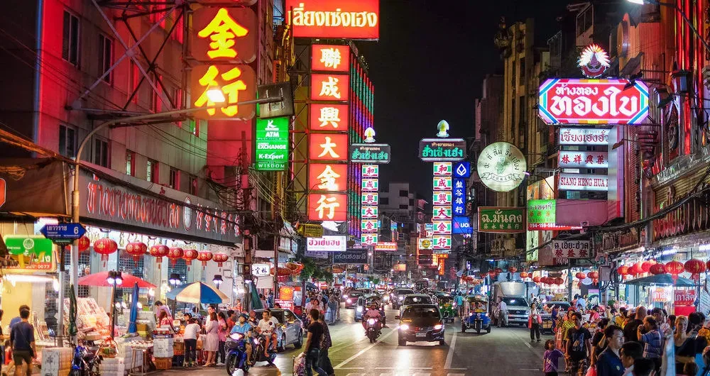 Pessoa em camelo no deserto