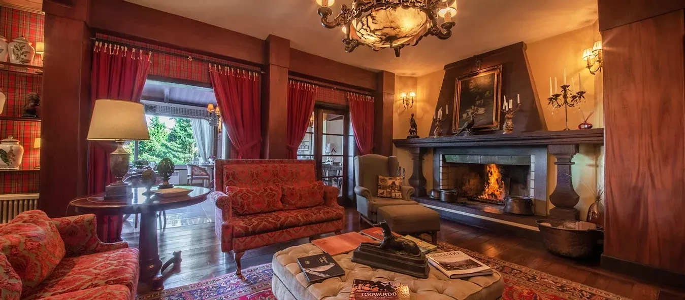 Pessoa em camelo no deserto