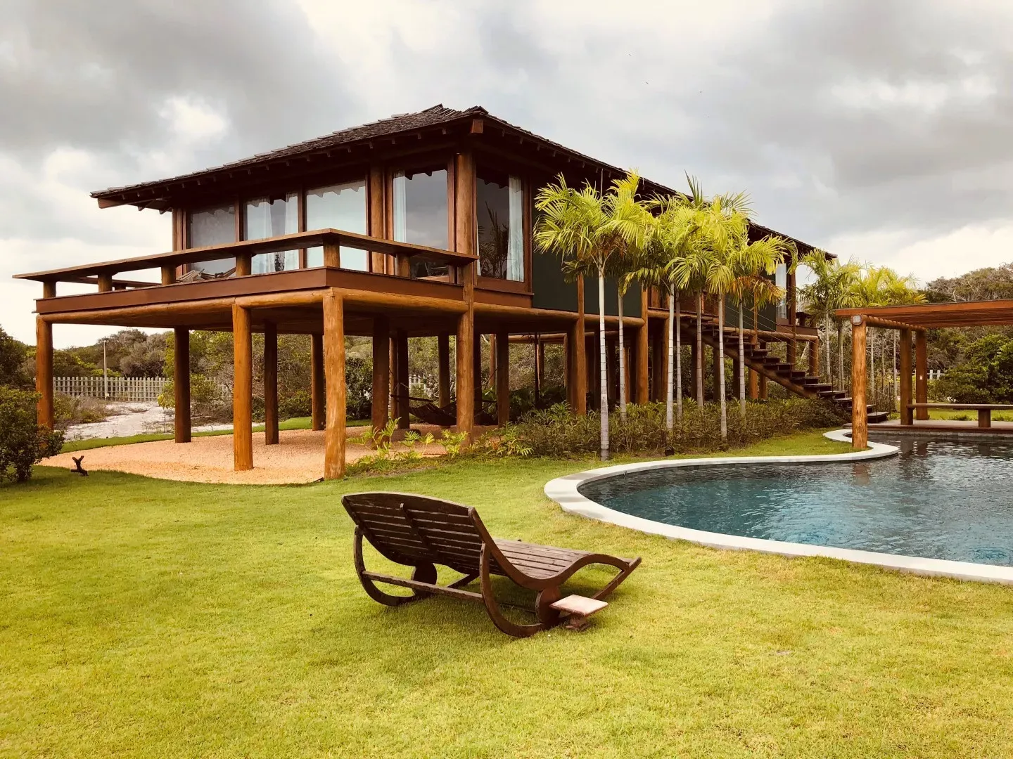 Pessoa em camelo no deserto