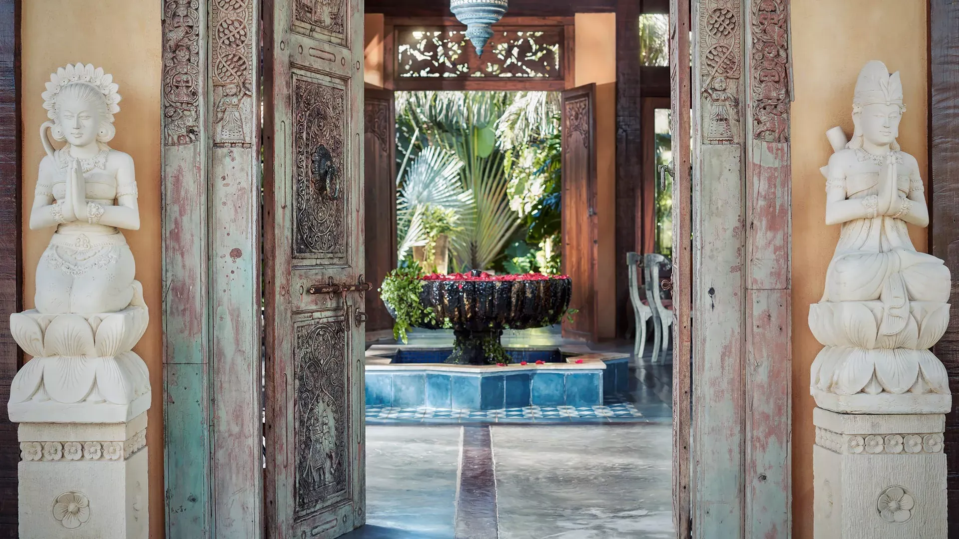 Pessoa em camelo no deserto