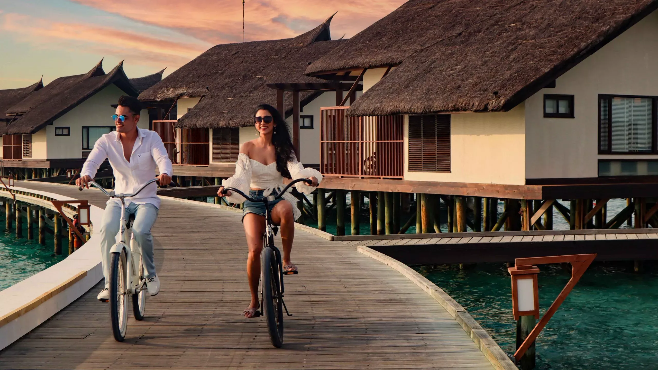 Pessoa em camelo no deserto