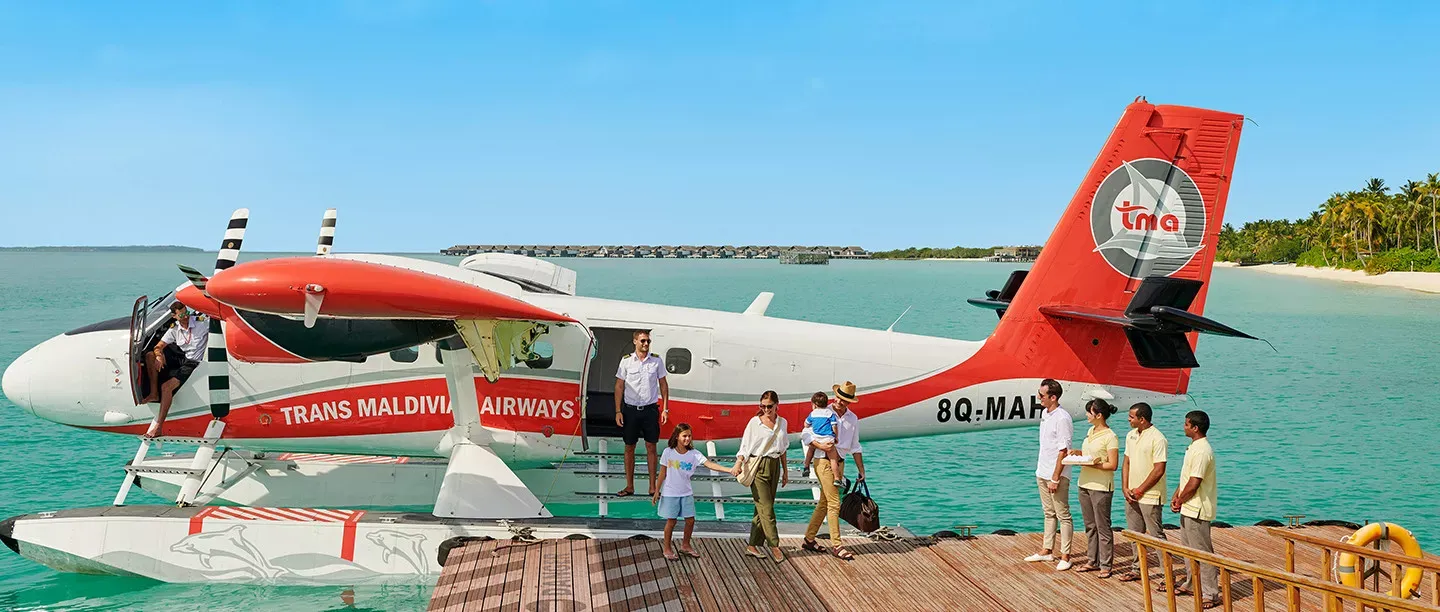 Pessoa em camelo no deserto