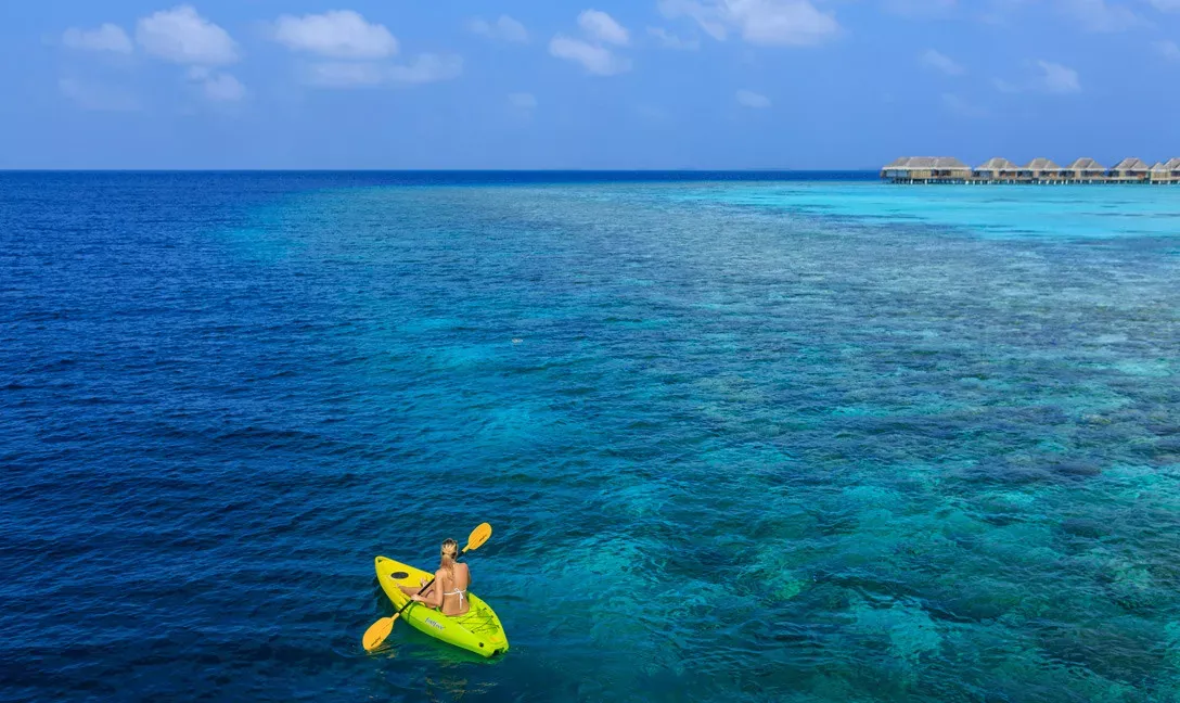 Pessoa em camelo no deserto