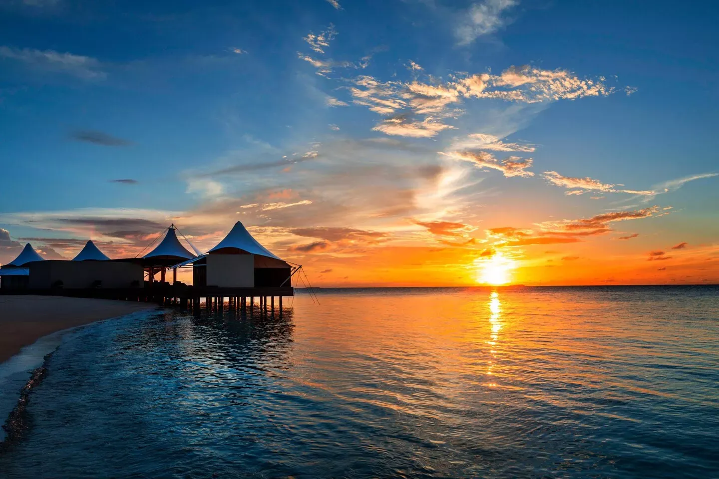 Pessoa em camelo no deserto