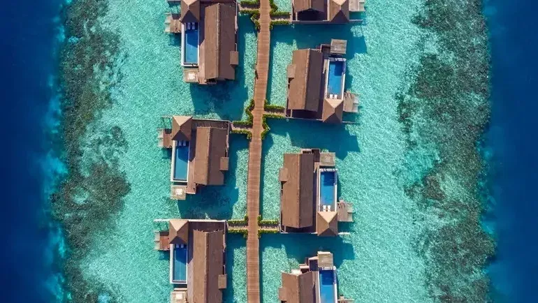 Pessoa em camelo no deserto