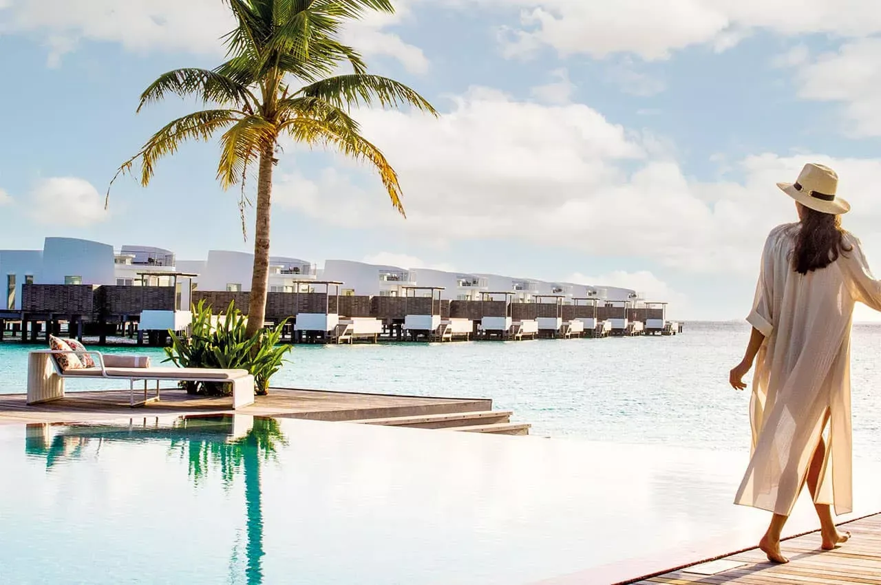 Pessoa em camelo no deserto