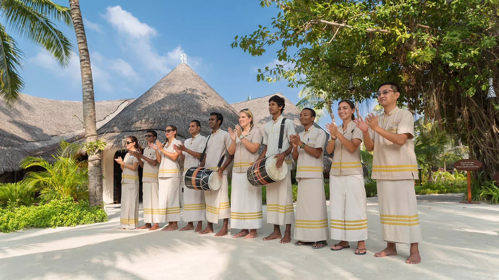 Pessoa em camelo no deserto