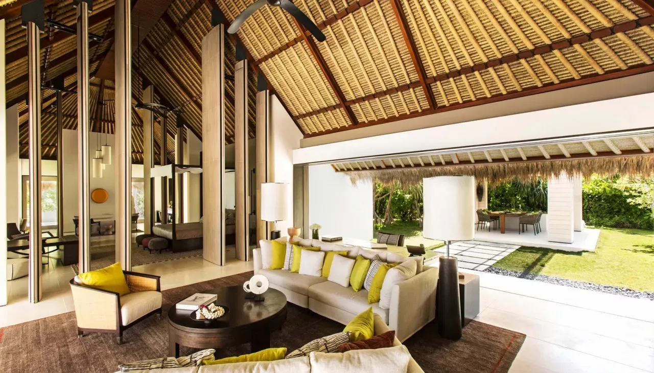 Pessoa em camelo no deserto