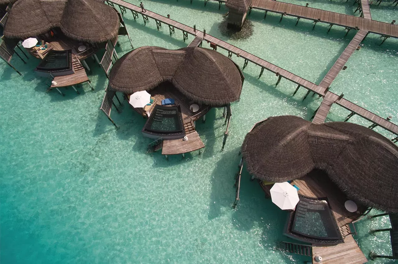 Pessoa em camelo no deserto