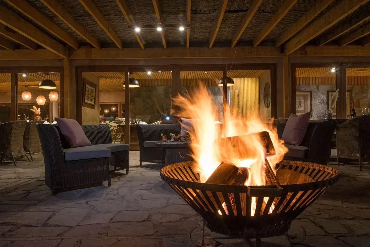 Pessoa em camelo no deserto