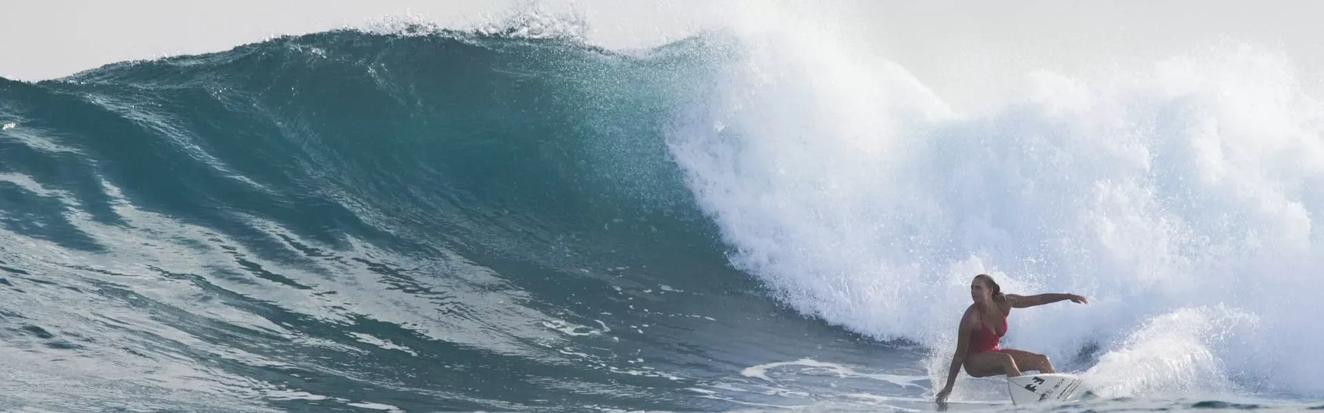 Pessoa em camelo no deserto