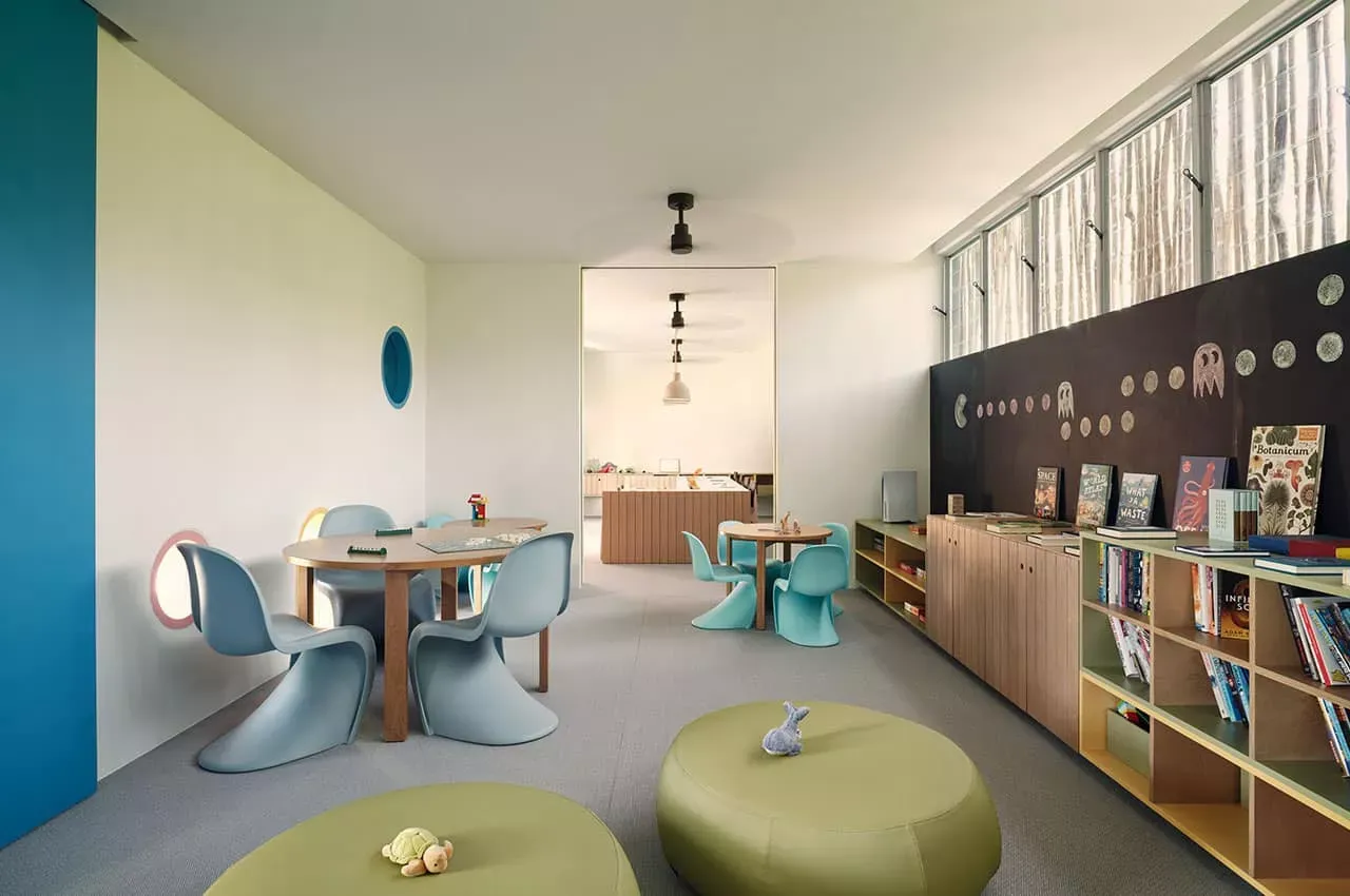 Pessoa em camelo no deserto