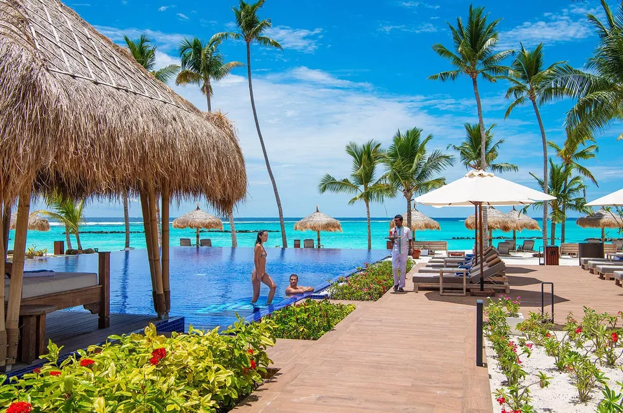 Pessoa em camelo no deserto