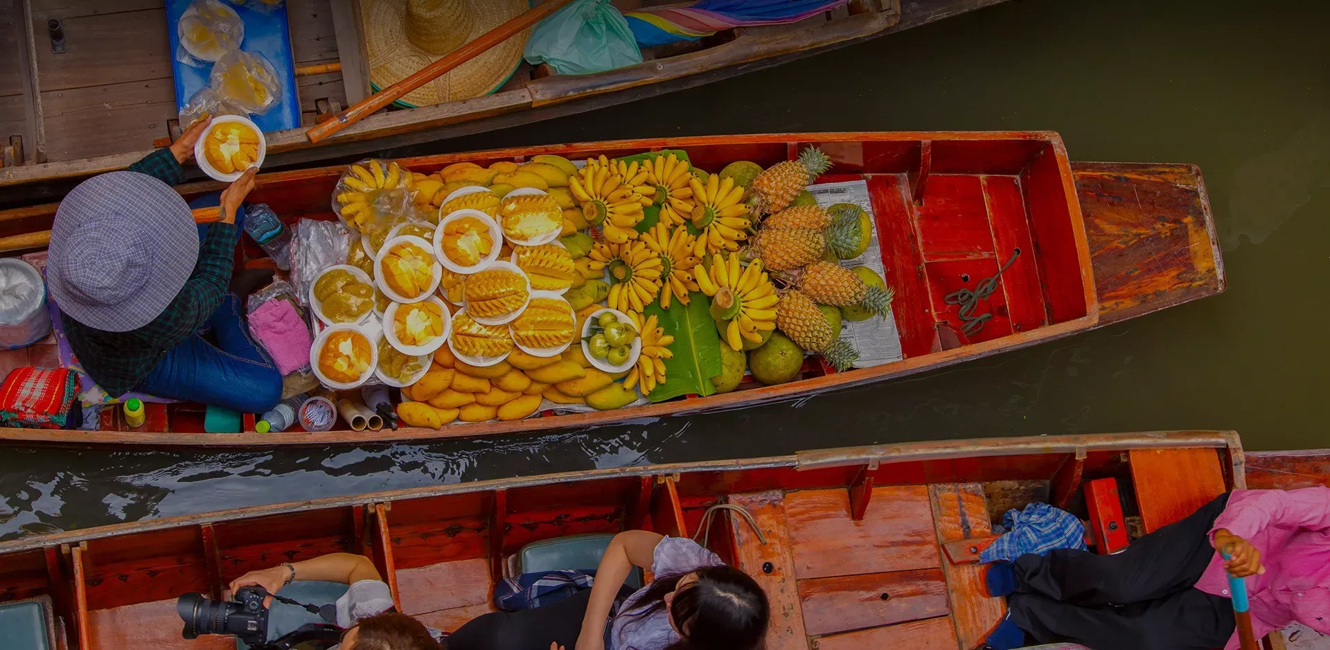 Pessoa em camelo no deserto