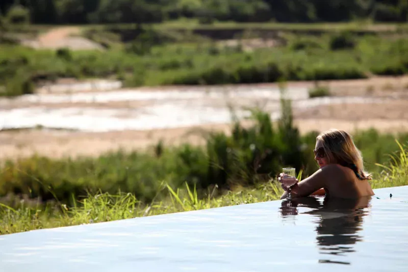 Pessoa em camelo no deserto