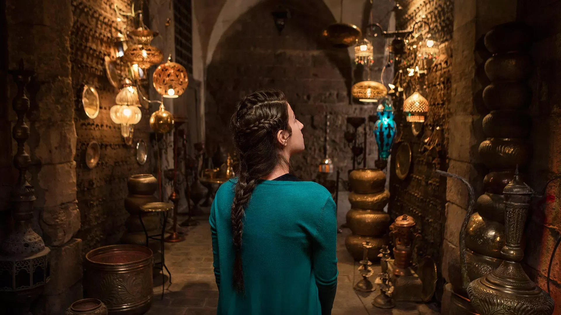 Pessoa em camelo no deserto