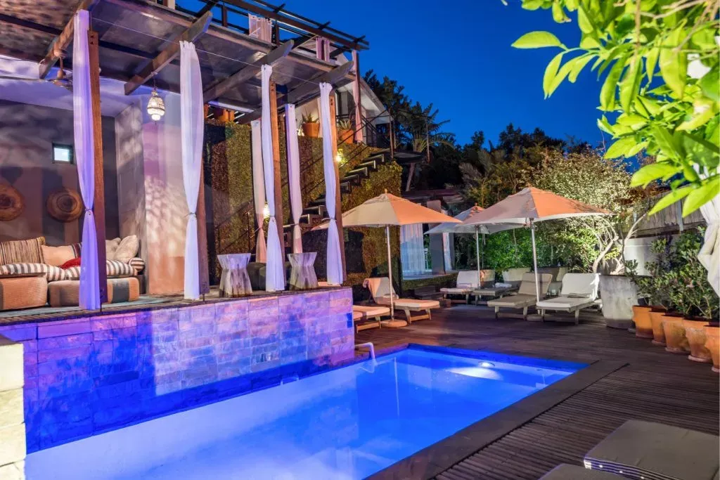 Pessoa em camelo no deserto