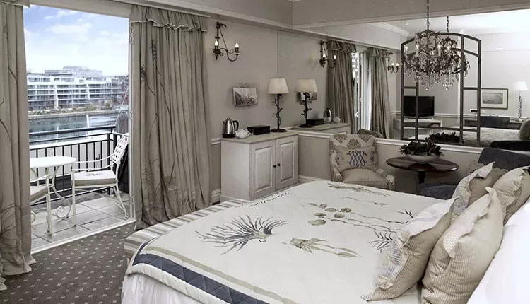 Pessoa em camelo no deserto