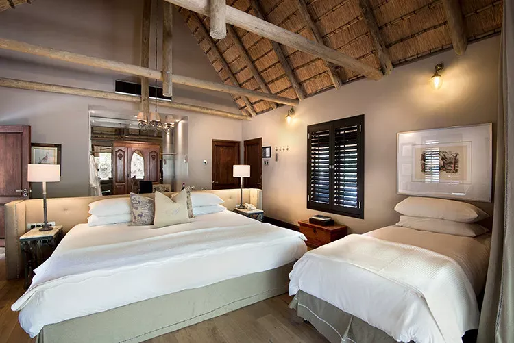 Pessoa em camelo no deserto