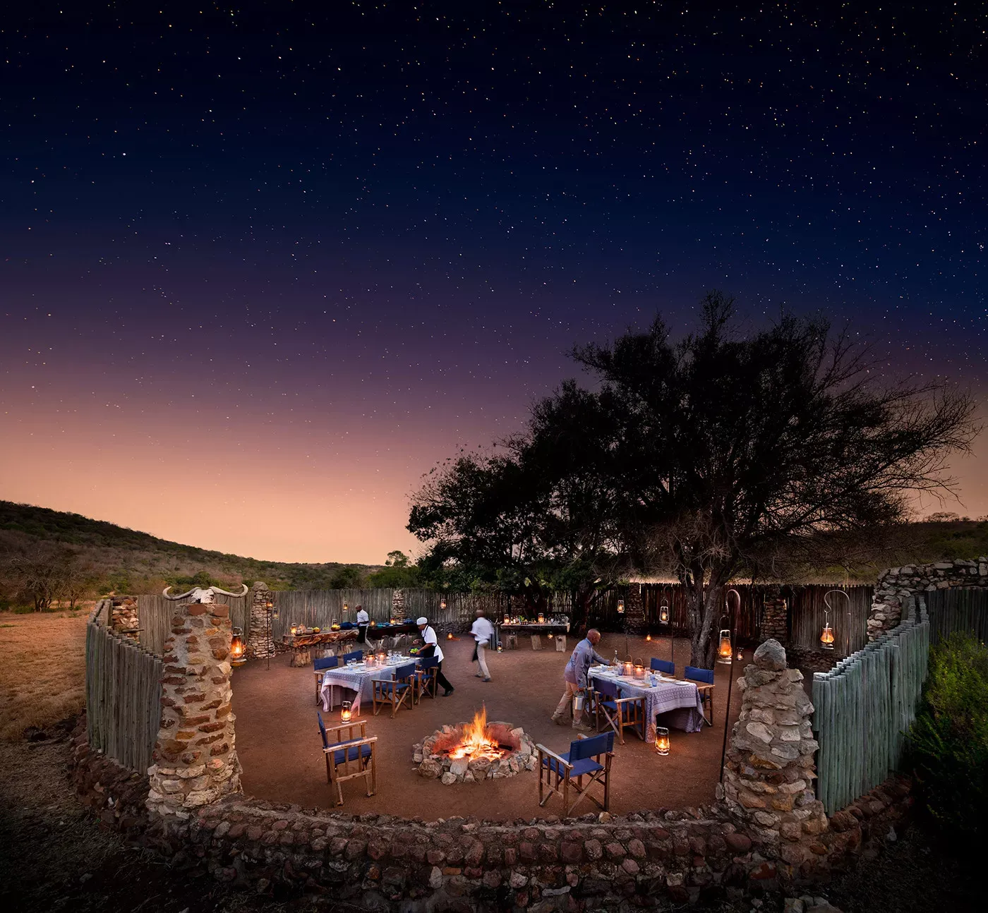 Pessoa em camelo no deserto