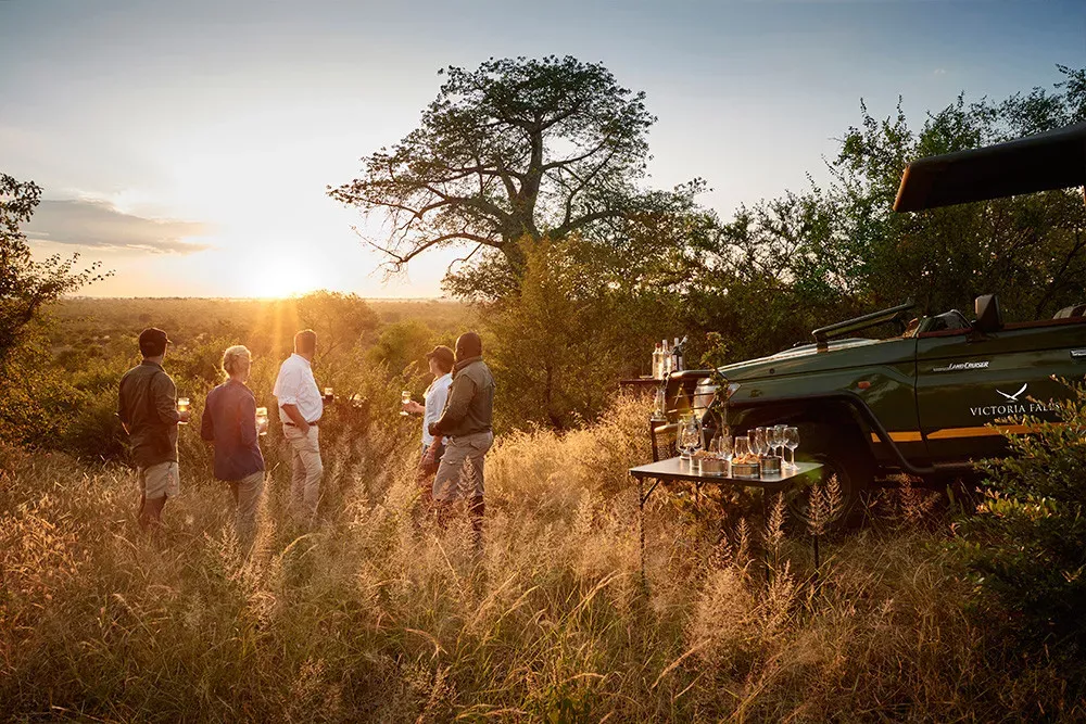 Pessoa em camelo no deserto