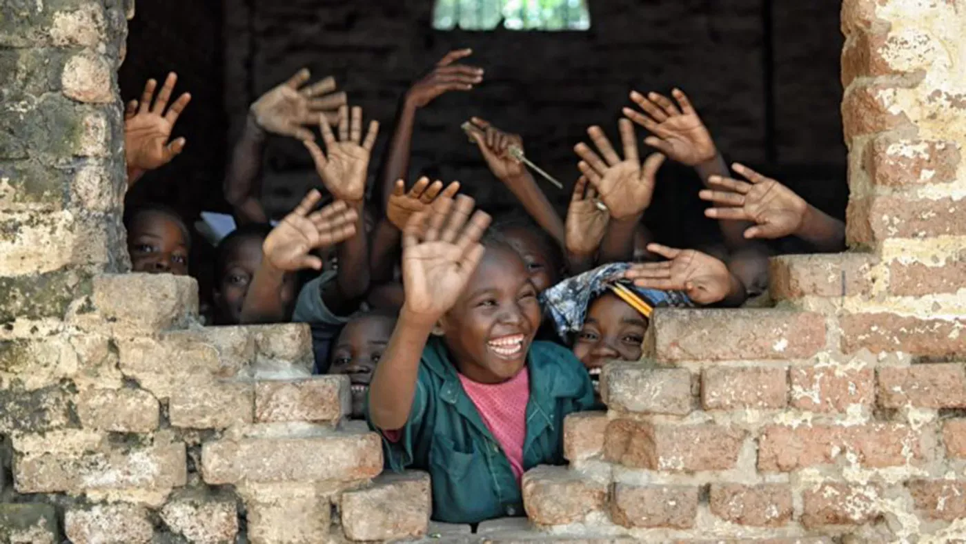 Pessoa em camelo no deserto