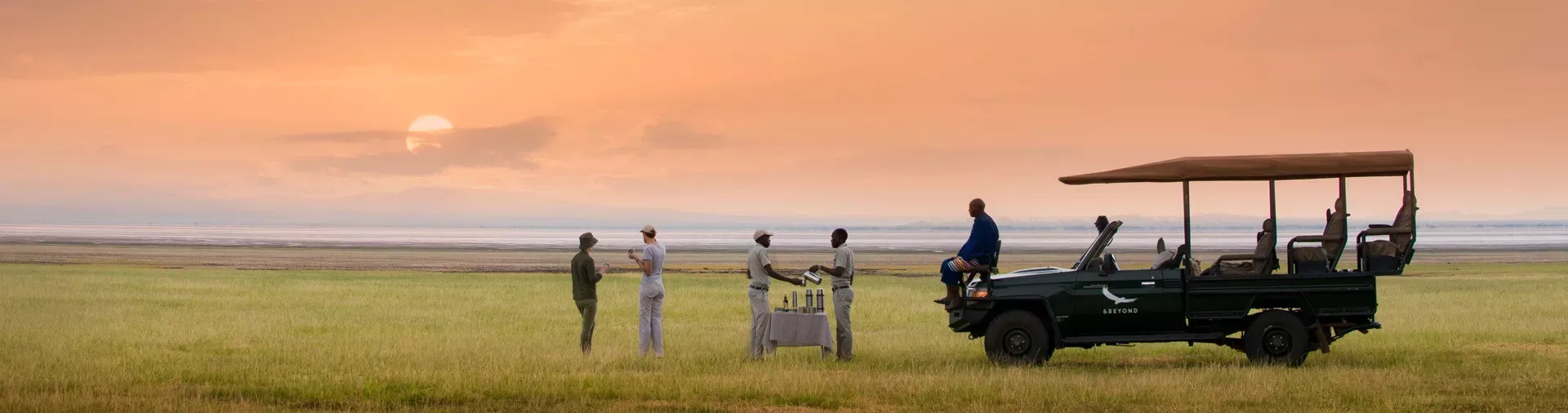 Pessoa em camelo no deserto