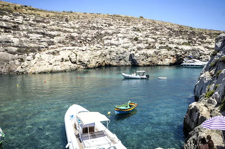 Pessoa em camelo no deserto